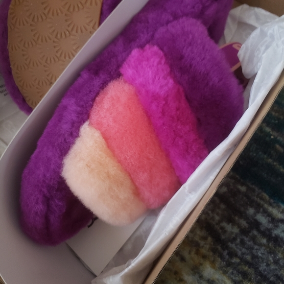 SOLD- Ugg Fluff Yeah Slide in Berrylicious - Picture 4 of 9